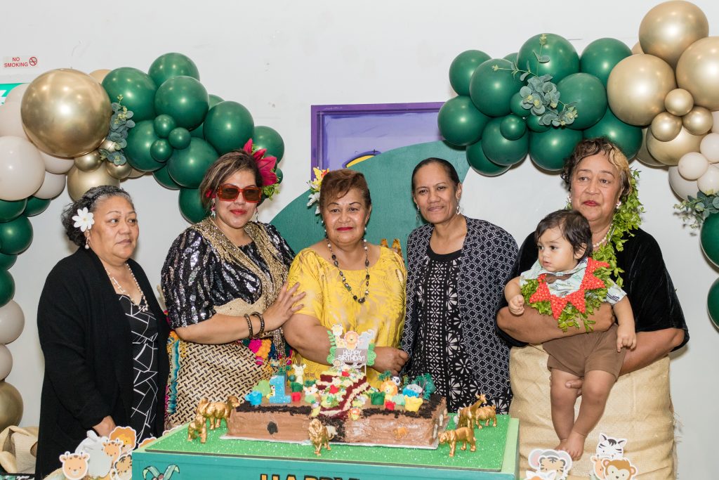 Tongan First Birthday Family Photo With Cake 3